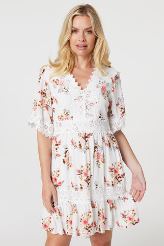 Izabel London – Floral Lace Detail Skater Dress
